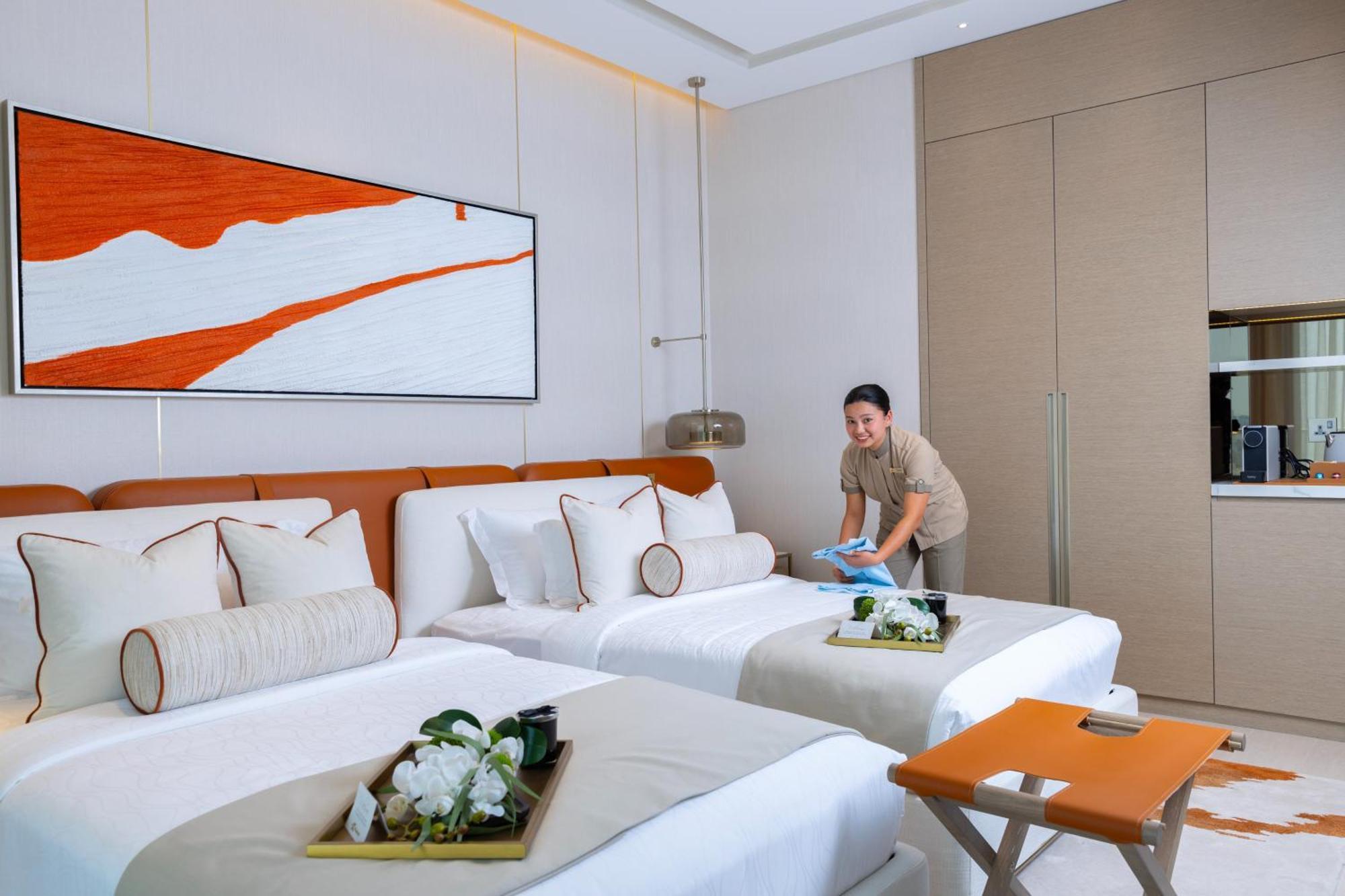 Onyx Rotana Hotel Manama Exterior foto A housekeeper making a bed at a hotel