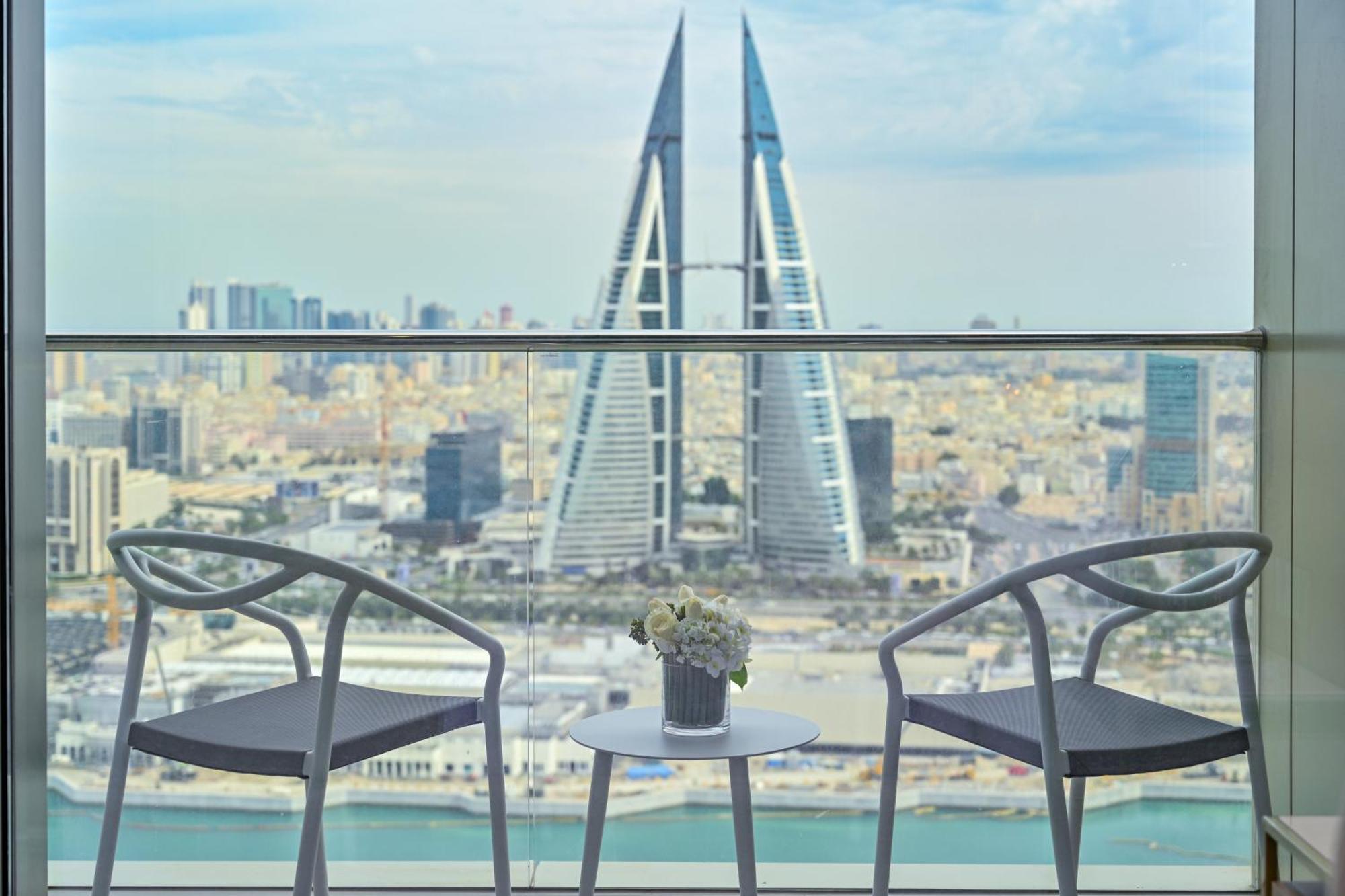 Onyx Rotana Hotel Manama Exterior foto View of the Four Seasons Hotel