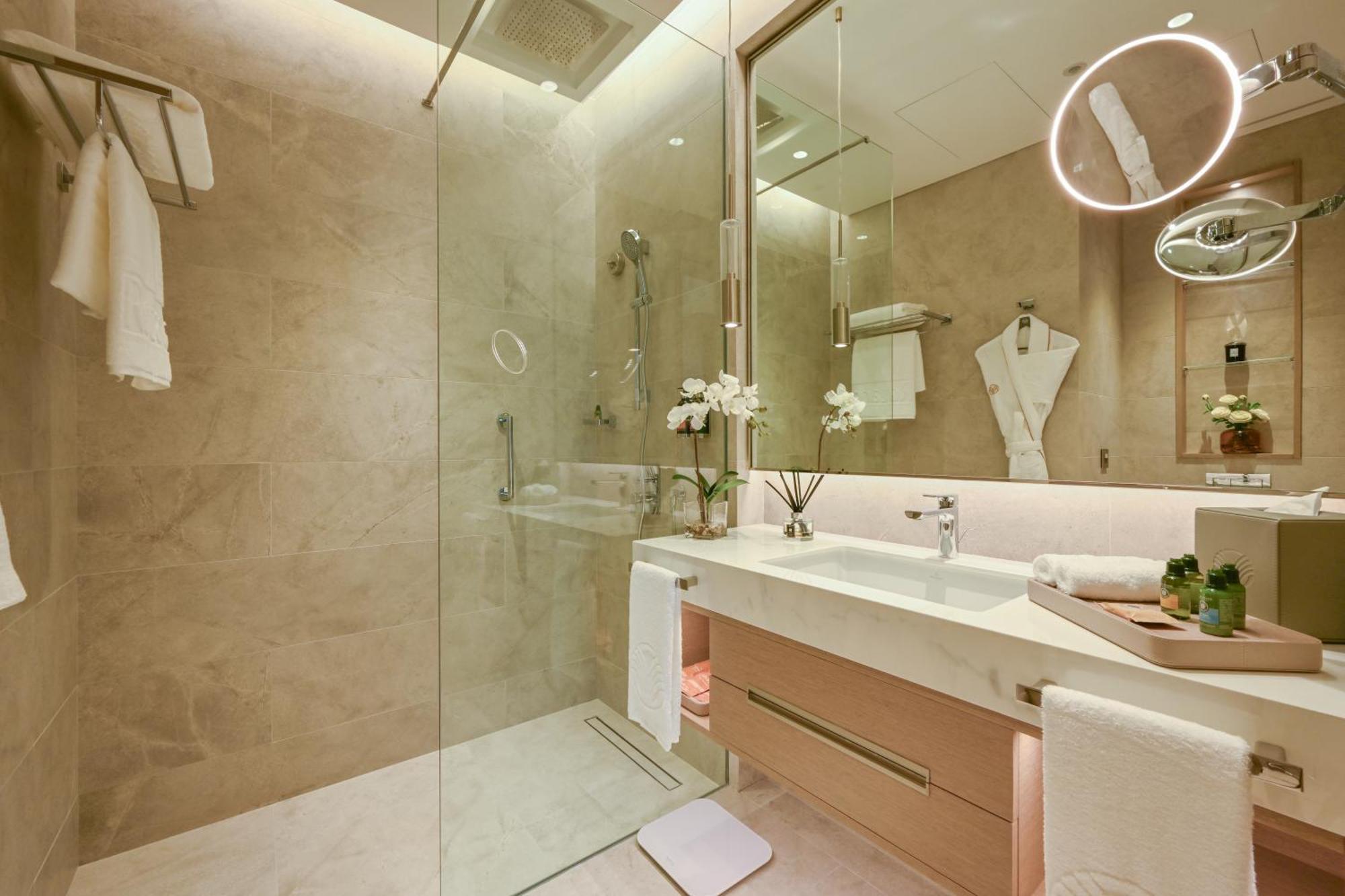 Onyx Rotana Hotel Manama Exterior foto A bathroom in a hotel